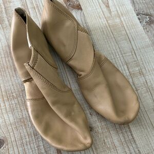 Tan women’s dance show